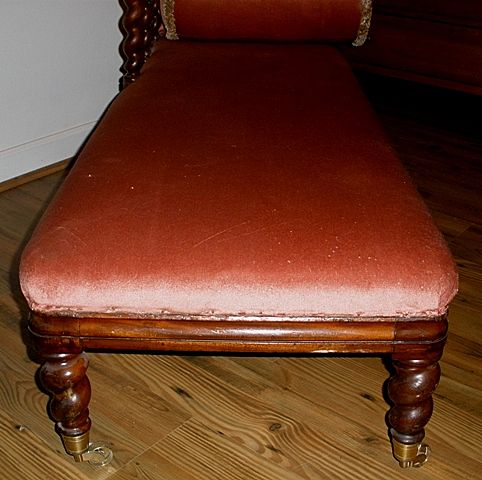 Petite Victorian Mahogany Barley Twist Chaise Lounge/Sofa. English C.1900 Petite Victorian Mahogany Barley Twist Chaise Lounge/Sofa. English C.1900