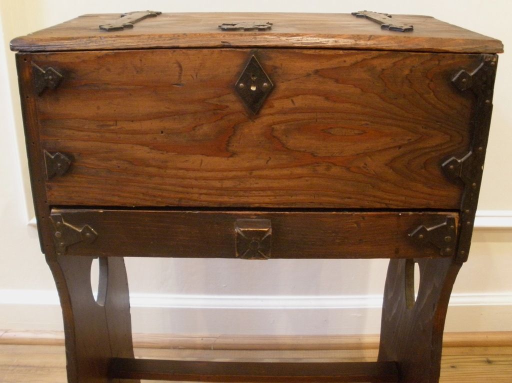 Antique English Arts and Crafts Pine Sewing Box Table. Antique English Arts and Crafts Pine Sewing Box Table.