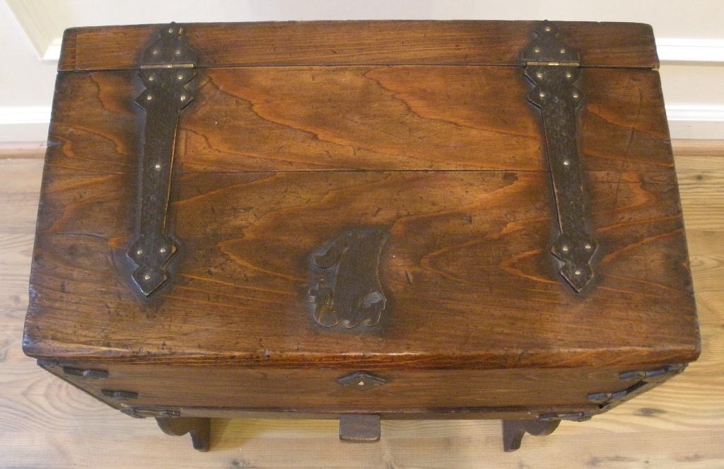 Antique English Arts and Crafts Pine Sewing Box Table. Antique English Arts and Crafts Pine Sewing Box Table.