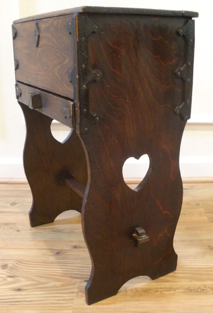 Antique English Arts and Crafts Pine Sewing Box Table. Antique English Arts and Crafts Pine Sewing Box Table.