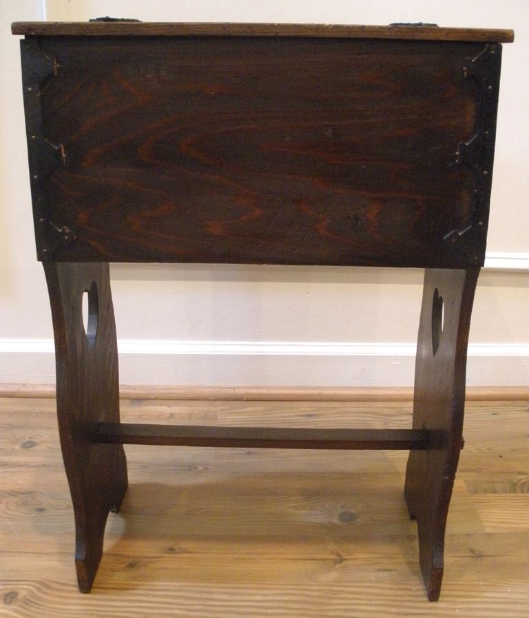 Antique English Arts and Crafts Pine Sewing Box Table. Antique English Arts and Crafts Pine Sewing Box Table.