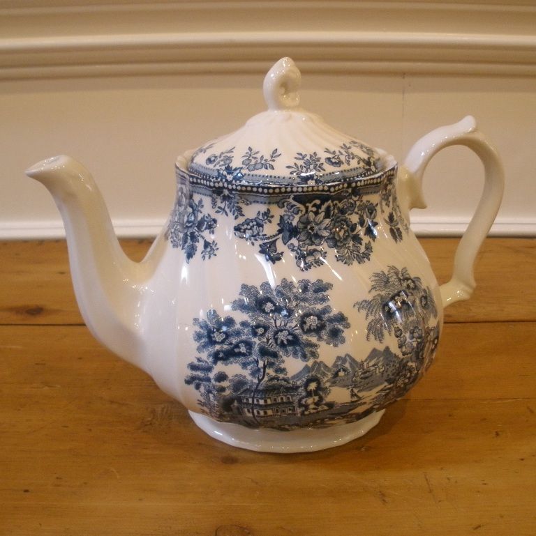 Vintage Blue & White Transferware Willow Teapot. Myott Meakin, Staffordshire, England. Vintage Blue & White Transferware Willow Teapot. Myott Meakin, Staffordshire, England.
