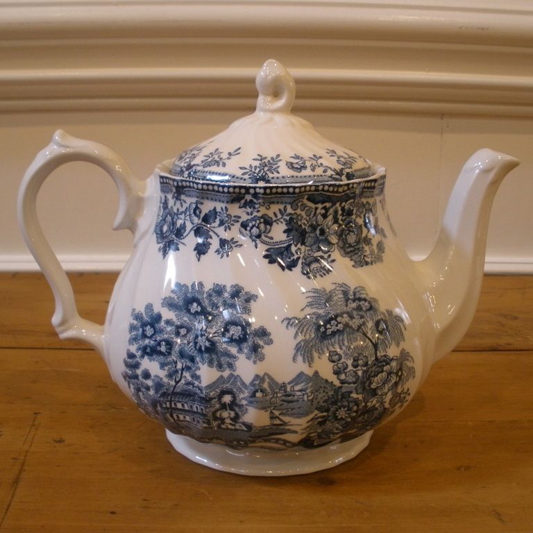 Vintage Blue & White Transferware Willow Teapot. Myott Meakin, Staffordshire, England. Vintage Blue & White Transferware Willow Teapot. Myott Meakin, Staffordshire, England.