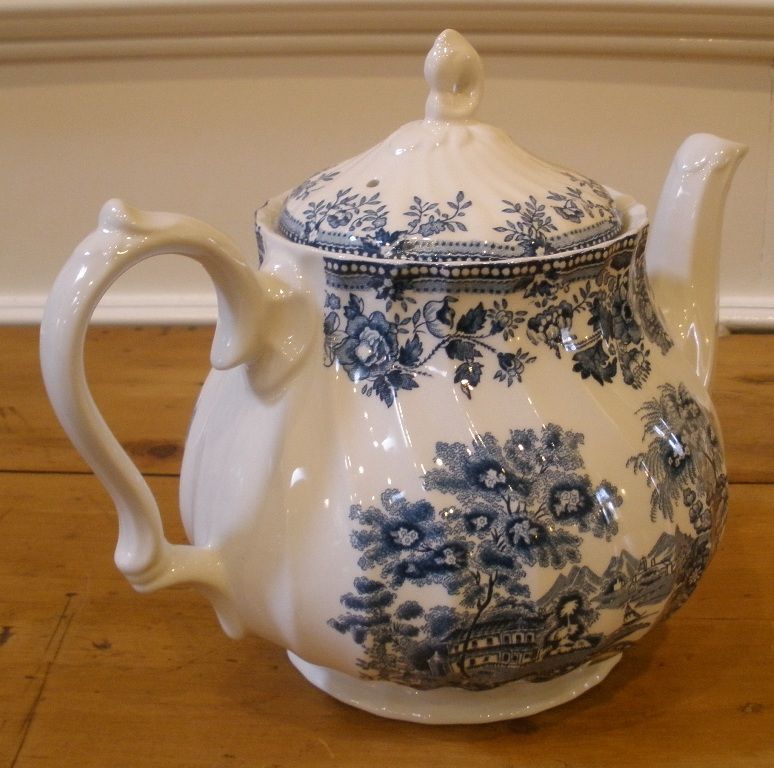Vintage Blue & White Transferware Willow Teapot. Myott Meakin, Staffordshire, England. Vintage Blue & White Transferware Willow Teapot. Myott Meakin, Staffordshire, England.
