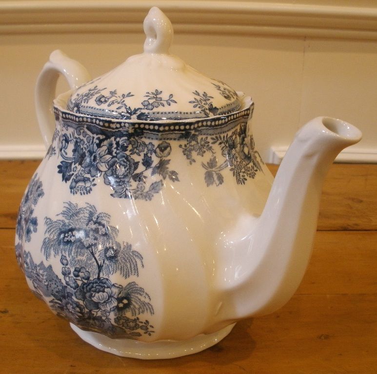 Vintage Blue & White Transferware Willow Teapot. Myott Meakin, Staffordshire, England. Vintage Blue & White Transferware Willow Teapot. Myott Meakin, Staffordshire, England.