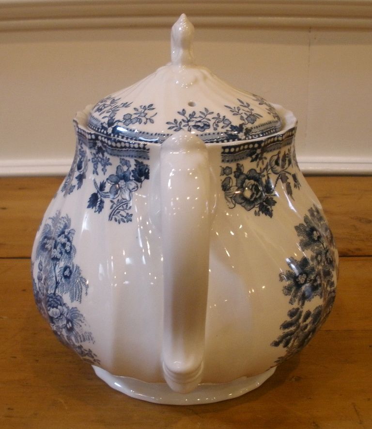 Vintage Blue & White Transferware Willow Teapot. Myott Meakin, Staffordshire, England. Vintage Blue & White Transferware Willow Teapot. Myott Meakin, Staffordshire, England.