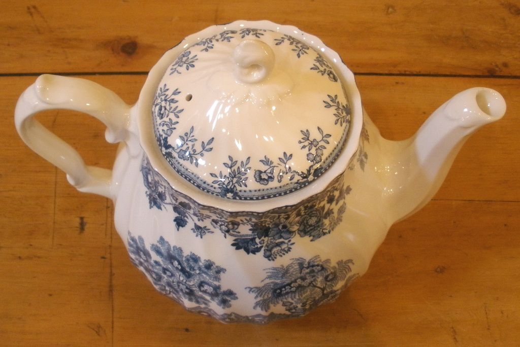 Vintage Blue & White Transferware Willow Teapot. Myott Meakin, Staffordshire, England. Vintage Blue & White Transferware Willow Teapot. Myott Meakin, Staffordshire, England.
