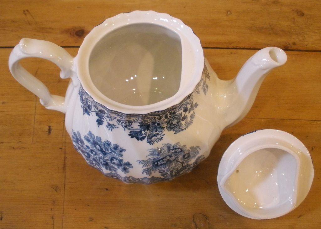 Vintage Blue & White Transferware Willow Teapot. Myott Meakin, Staffordshire, England. Vintage Blue & White Transferware Willow Teapot. Myott Meakin, Staffordshire, England.