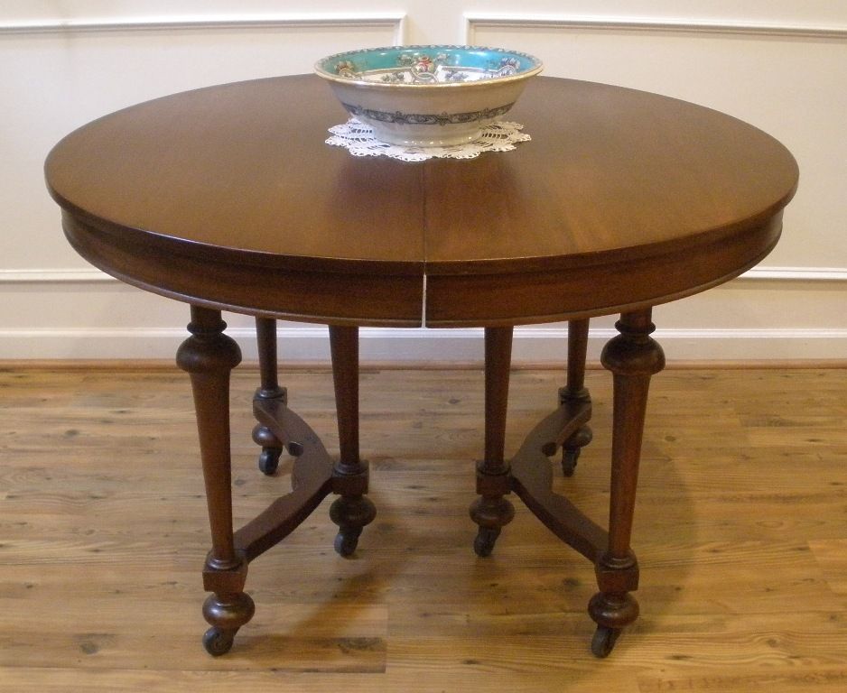 Antique American Walnut Dining Table Round Extending. Antique American Walnut Dining Table Round Extending.