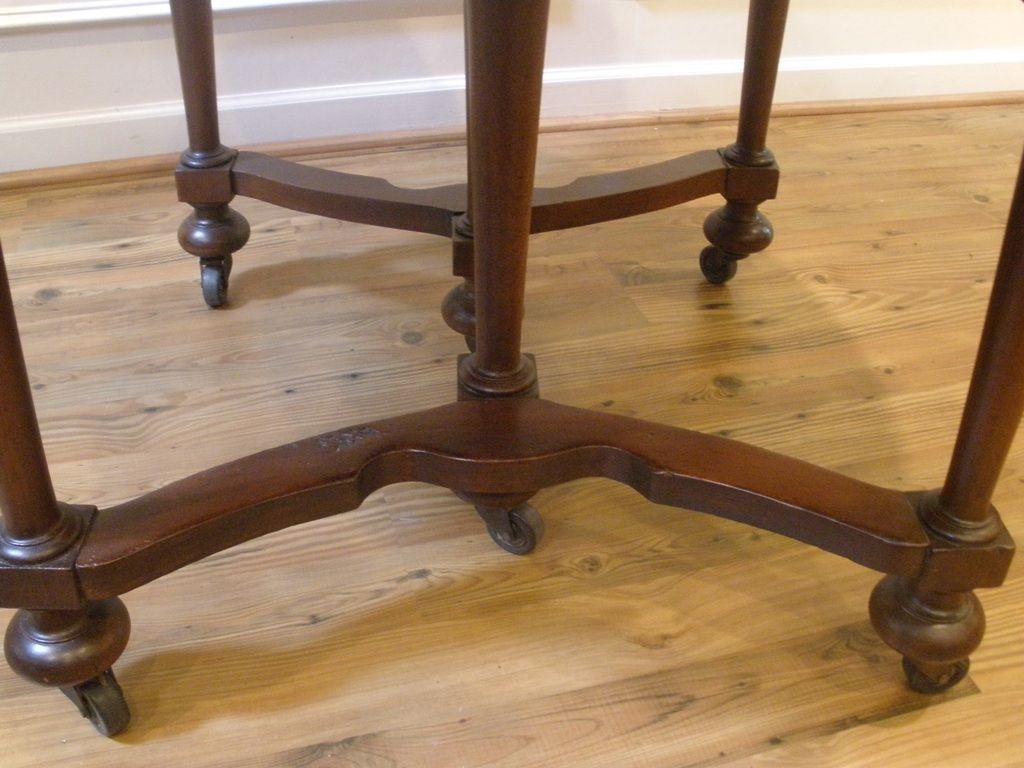 Antique American Walnut Dining Table Round Extending. Antique American Walnut Dining Table Round Extending.