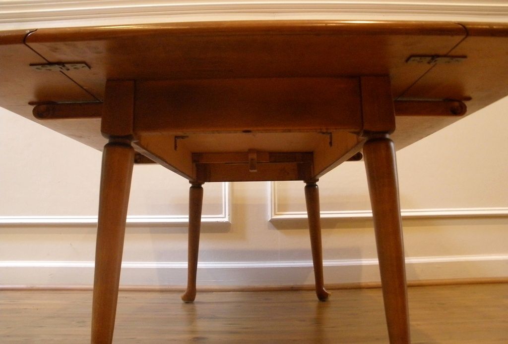 Vintage American Maple Country Style Drop Leaf Coffee Table. Vintage American Maple Country Style Drop Leaf Coffee Table.