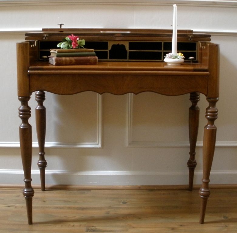 Antique Desk, American Mahogany Spinet Style, Writing Table. Antique Desk, American Mahogany Spinet Style, Writing Table.