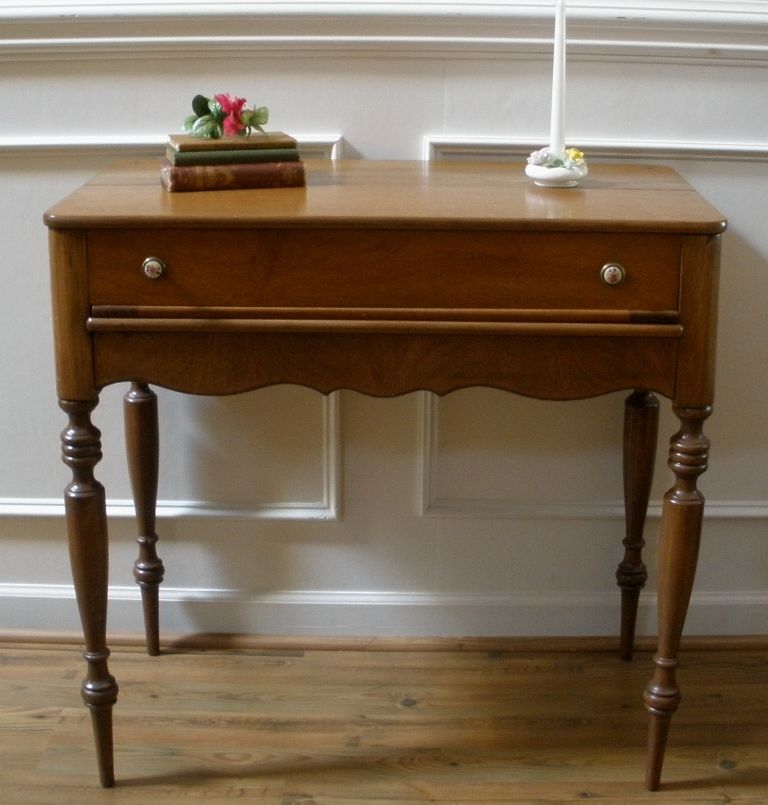 Antique Desk, American Mahogany Spinet Style, Writing Table. Antique Desk, American Mahogany Spinet Style, Writing Table.