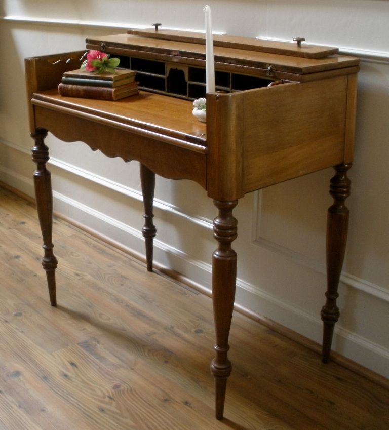 Antique Desk, American Mahogany Spinet Style, Writing Table. Antique Desk, American Mahogany Spinet Style, Writing Table.