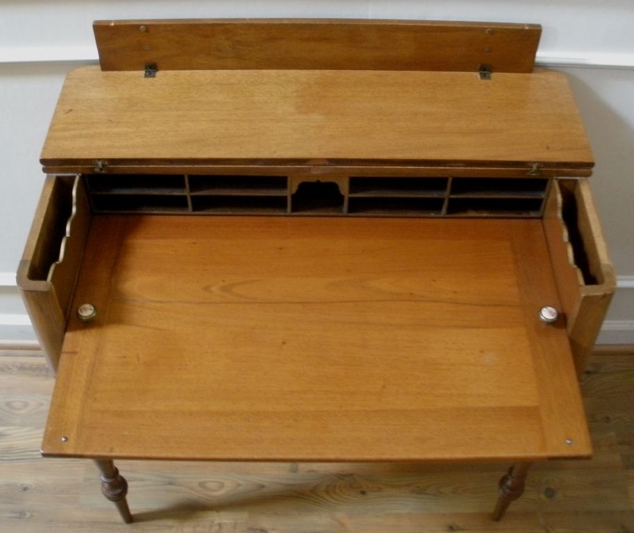 Antique Desk, American Mahogany Spinet Style, Writing Table. Antique Desk, American Mahogany Spinet Style, Writing Table.