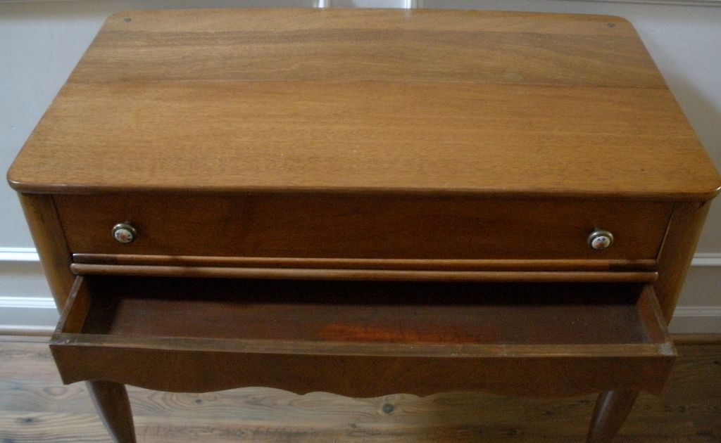 Antique Desk, American Mahogany Spinet Style, Writing Table. Antique Desk, American Mahogany Spinet Style, Writing Table.