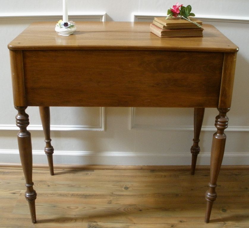 Antique Desk, American Mahogany Spinet Style, Writing Table. Antique Desk, American Mahogany Spinet Style, Writing Table.