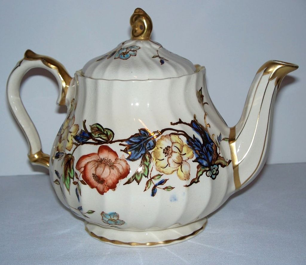 Sadler Bone China Teapot - Flowers - Gold Gilt Sadler Bone China Teapot - Flowers - Gold Gilt
