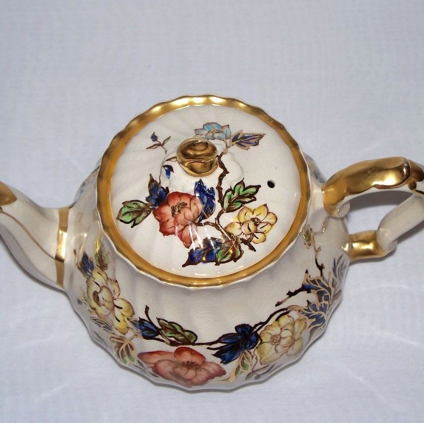 Sadler Bone China Teapot - Flowers - Gold Gilt Sadler Bone China Teapot - Flowers - Gold Gilt