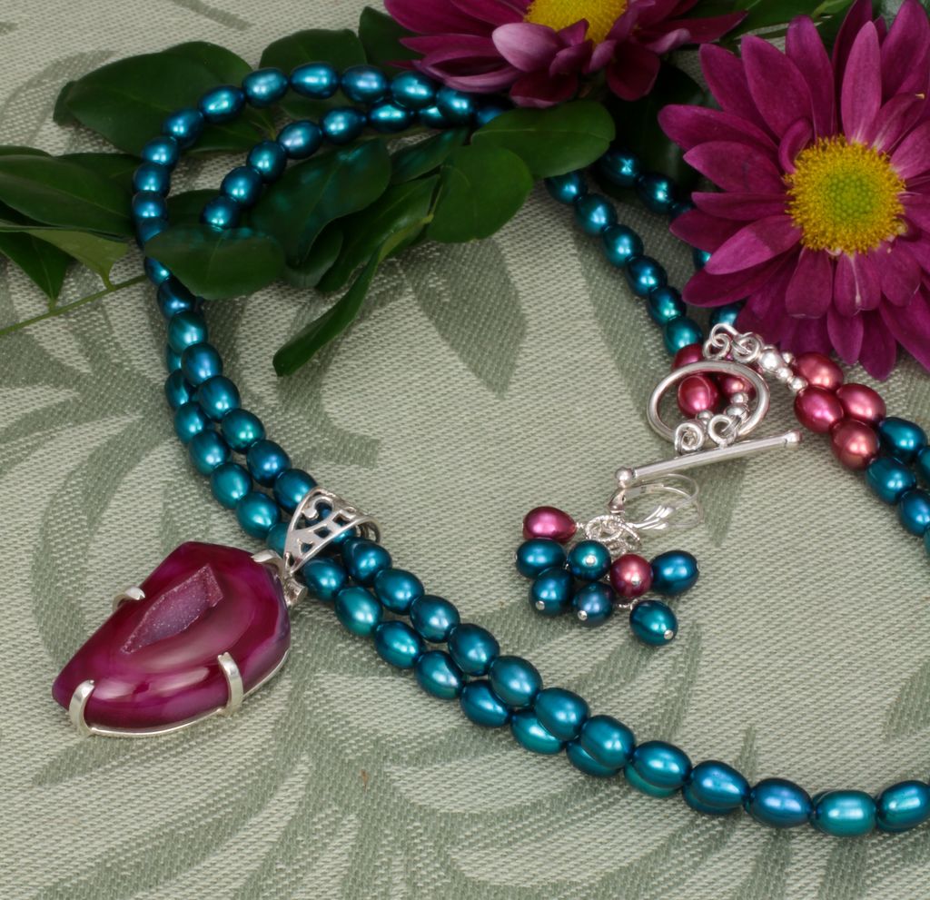 Agate Druzy Pendant and Teal Freshwater Pearl Necklace and Earrings Set Agate Druzy Pendant and Teal Freshwater Pearl Necklace and Earrings Set