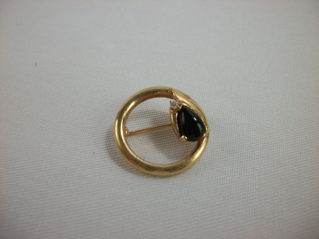Vintage 1940s Goldtone and Onyx Circle Pin Brooch Vintage 1940s Goldtone and Onyx Circle Pin Brooch