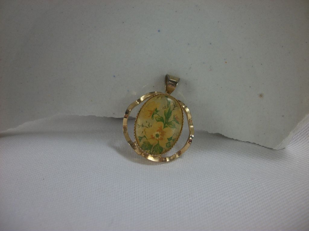 Vintage 1950s Goldtone and Resin Floral Pendant Vintage 1950s Goldtone and Resin Floral Pendant