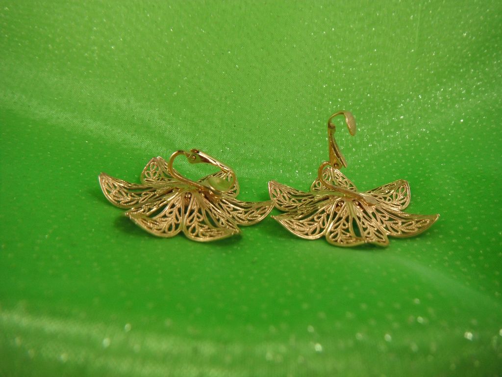 1970s Goldtone Filagree and Iridescent Crystal Clip Earrings 1970s Goldtone Filagree and Iridescent Crystal Clip Earrings