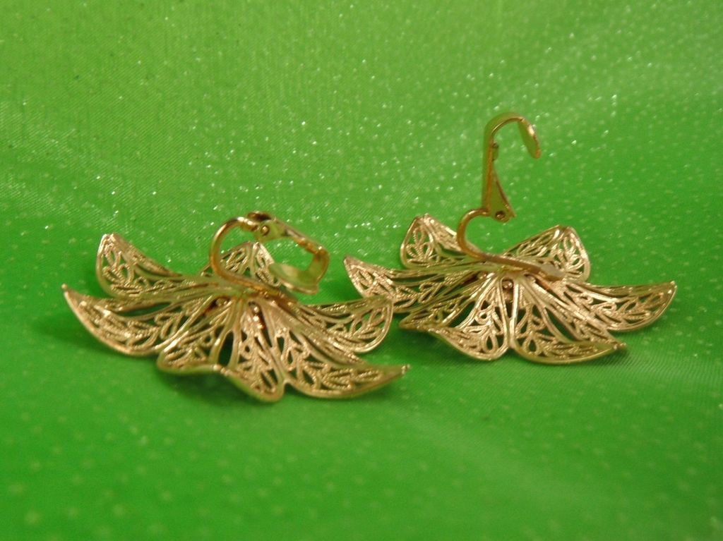 1970s Goldtone Filagree and Iridescent Crystal Clip Earrings 1970s Goldtone Filagree and Iridescent Crystal Clip Earrings