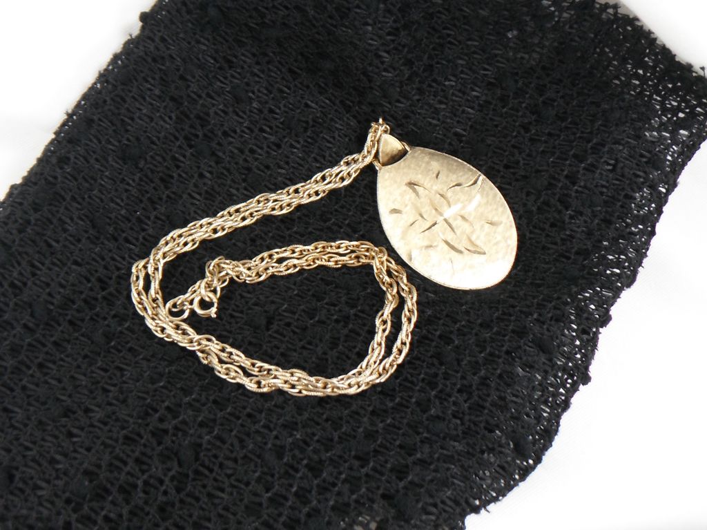 1960s Goldtone Double Link Necklace with Etched Goldtone Pendant 1960s Goldtone Double Link Necklace with Etched Goldtone Pendant