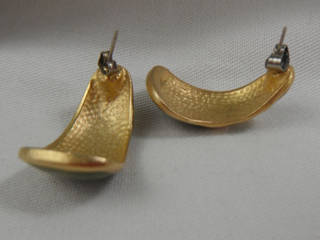 SPRING SALE 1960s Goldtone and Green Swirl Enamel Earrings SPRING SALE 1960s Goldtone and Green Swirl Enamel Earrings