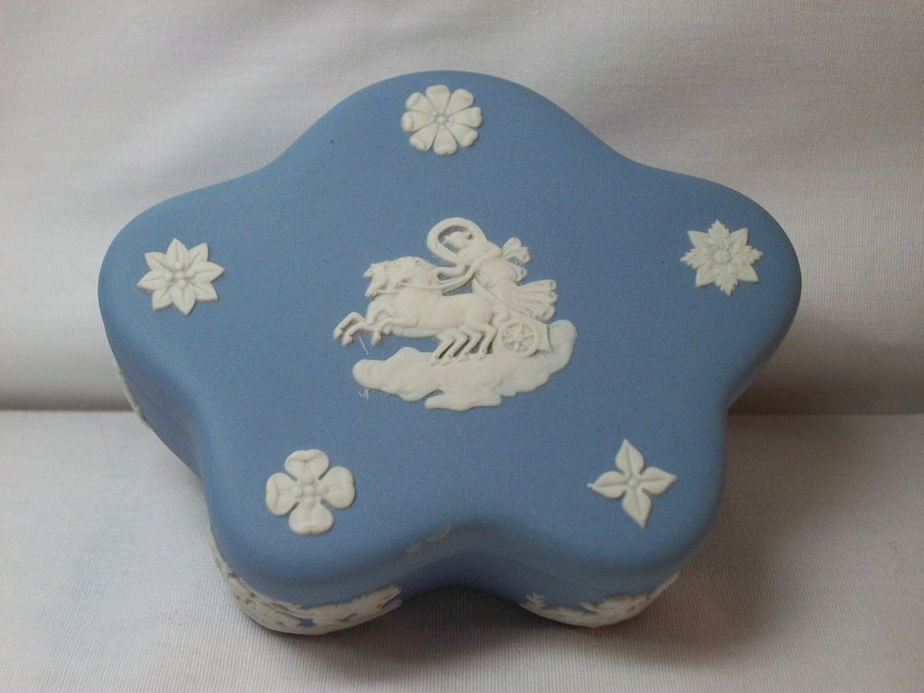 Wedgwood Jasperware star-shaped pin box in blue Wedgwood Jasperware star-shaped pin box in blue