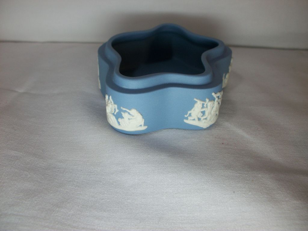 Wedgwood Jasperware star-shaped pin box in blue Wedgwood Jasperware star-shaped pin box in blue
