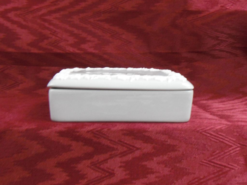 Wedgwood Gray or Grey and White Queensware Trinket Dish, 1935 Wedgwood Gray or Grey and White Queensware Trinket Dish, 1935