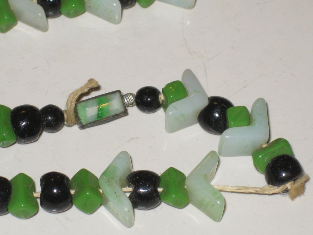 Beautiful Vintage Art Deco Green & Black Czech Glass Chevron Beads Necklace Beautiful Vintage Art Deco Green & Black Czech Glass Chevron Beads Necklace