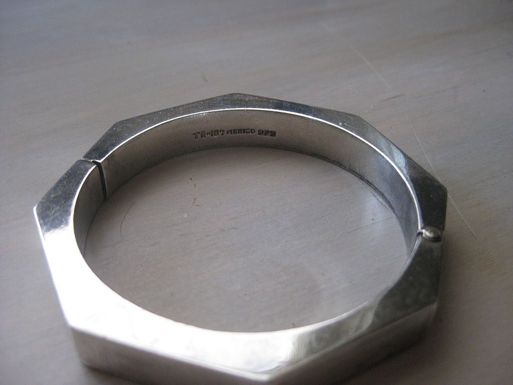 Heavy Sterling Silver Taxco Mexico Octagonal Hinged Bangle Bracelet 31.6 grams Heavy Sterling Silver Taxco Mexico Octagonal Hinged Bangle Bracelet 31.6 grams