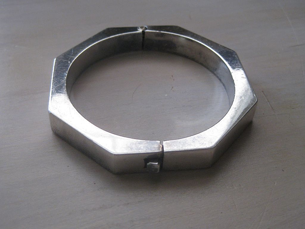 Heavy Sterling Silver Taxco Mexico Octagonal Hinged Bangle Bracelet 31.6 grams Heavy Sterling Silver Taxco Mexico Octagonal Hinged Bangle Bracelet 31.6 grams
