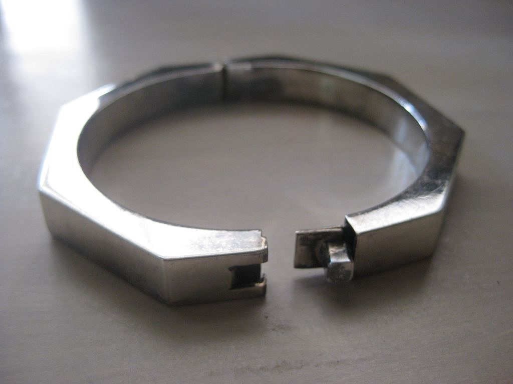 Heavy Sterling Silver Taxco Mexico Octagonal Hinged Bangle Bracelet 31.6 grams Heavy Sterling Silver Taxco Mexico Octagonal Hinged Bangle Bracelet 31.6 grams