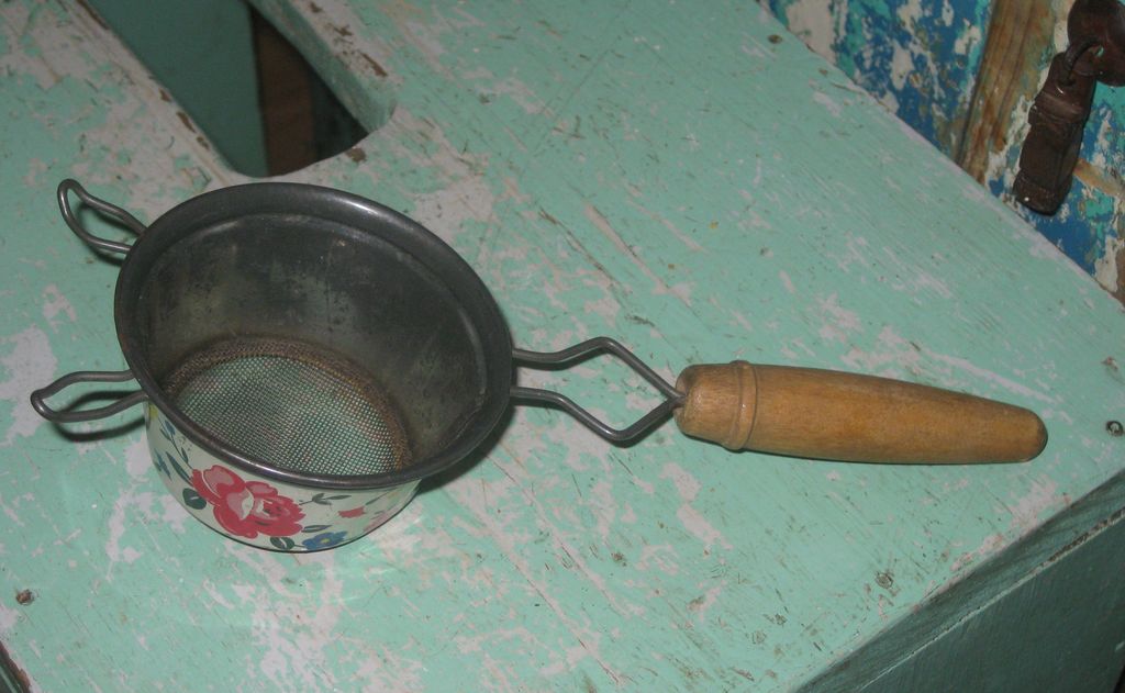 Charming Vintage Enamelware Strainer Red Flowers Wooden Handle Charming Vintage Enamelware Strainer Red Flowers Wooden Handle