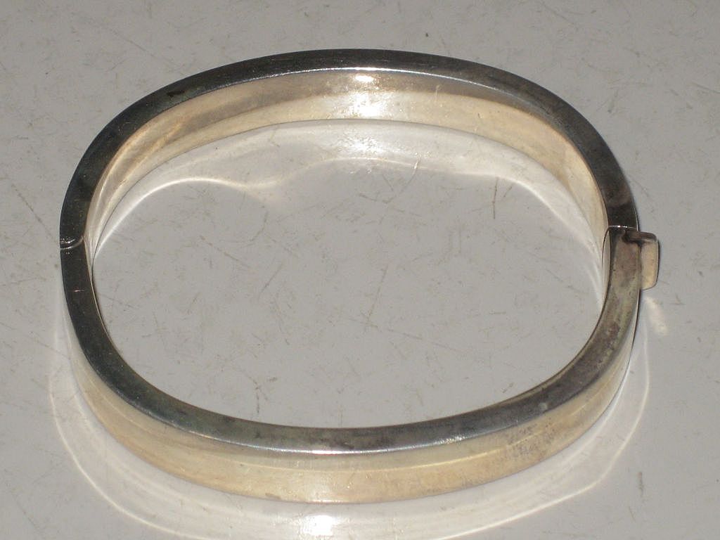 Beautiful Oblong Sterling Silver Hinged Bangle Bracelet Italy Beautiful Oblong Sterling Silver Hinged Bangle Bracelet Italy