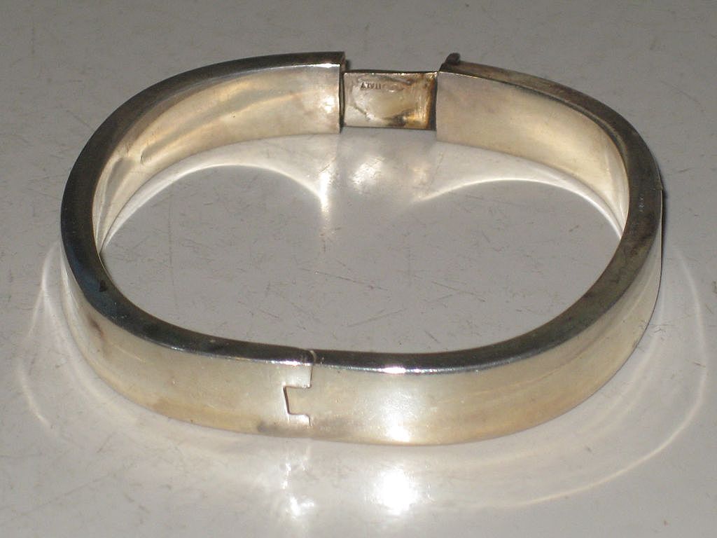 Beautiful Oblong Sterling Silver Hinged Bangle Bracelet Italy Beautiful Oblong Sterling Silver Hinged Bangle Bracelet Italy