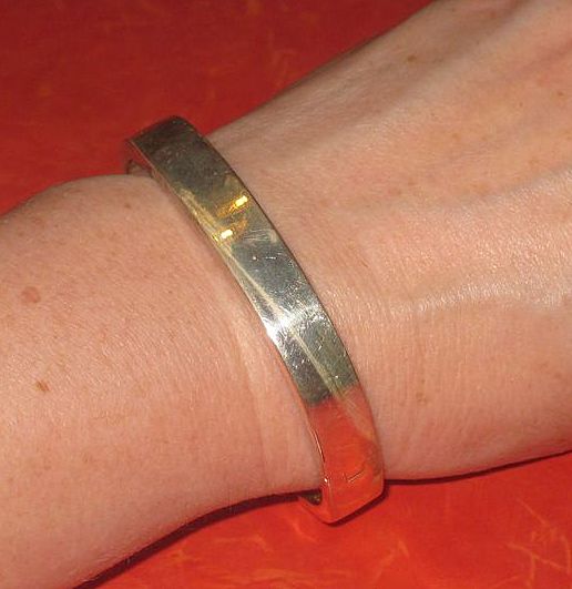 Beautiful Oblong Sterling Silver Hinged Bangle Bracelet Italy Beautiful Oblong Sterling Silver Hinged Bangle Bracelet Italy