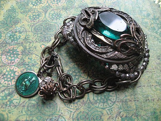 Artisan Vintage Czech and France Green Buckle Bracelet Artisan Vintage Czech and France Green Buckle Bracelet