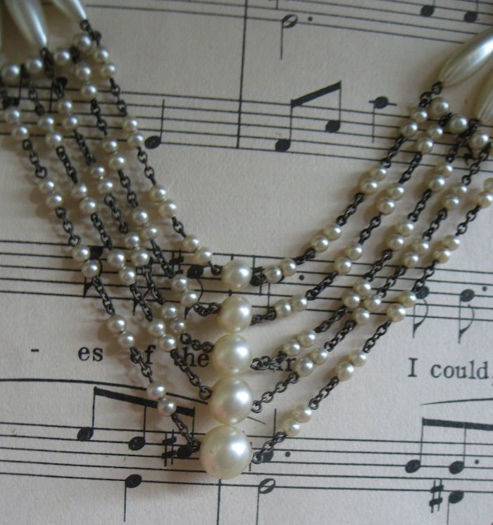 Elegant Art Deco Glass Pearl Festoon Necklace Elegant Art Deco Glass Pearl Festoon Necklace