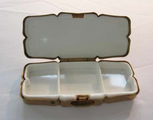 Vintage Stratton Goldtone Pill Box 'Signed' Made in England - Romance Scene, Cherub, Cupids, Couple Kissing Vintage Stratton Goldtone Pill Box 'Signed' Made in England - Romance Scene, Cherub, Cupids, Couple Kissing