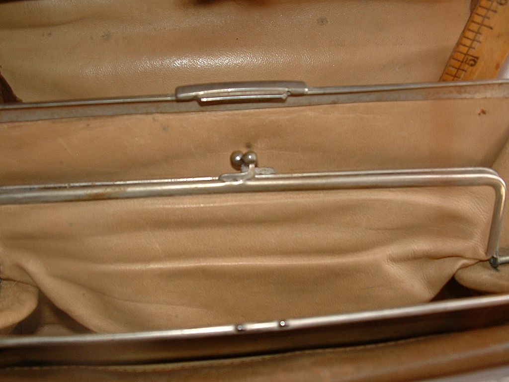 Early 20th Century Art Nouveau Leather Purse Early 20th Century Art Nouveau Leather Purse