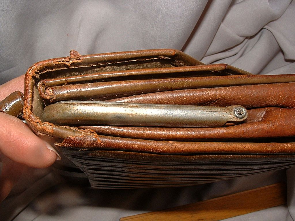 Early 20th Century Art Nouveau Leather Purse Early 20th Century Art Nouveau Leather Purse