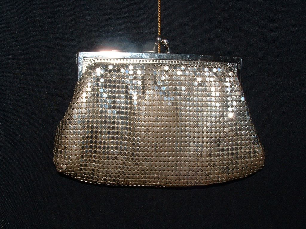 Whiting & Davis Silver Mesh Coin Purse w/Extension Chain Whiting & Davis Silver Mesh Coin Purse w/Extension Chain