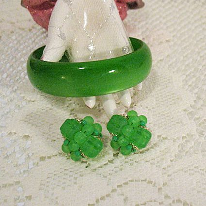 Fabulous Vintage Green Lucite Bangle Bracelet & Earrings Set Fabulous Vintage Green Lucite Bangle Bracelet & Earrings Set