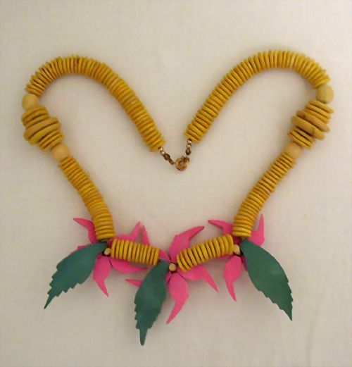 Fabulous 1970s Vintage Wooden Abstract Flower Necklace~UNWORN Fabulous 1970s Vintage Wooden Abstract Flower Necklace~UNWORN
