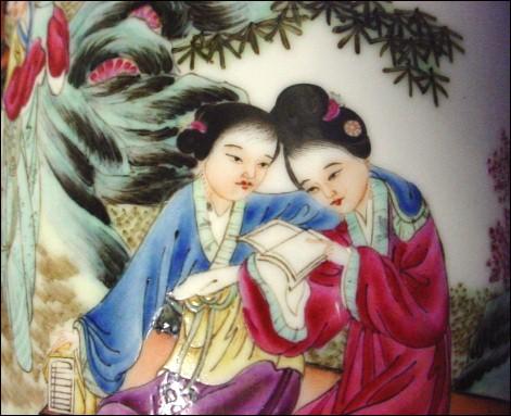 Chinese Export Handpainted Enamels on Porcelain Vase - Spectacular Chinese Export Handpainted Enamels on Porcelain Vase - Spectacular